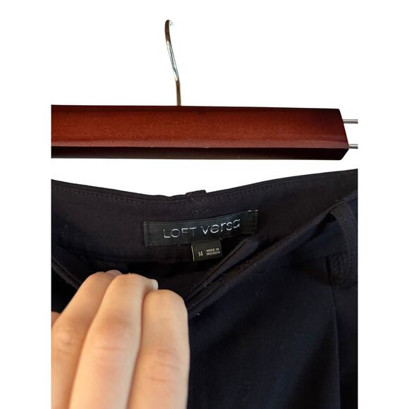 LOFT Versa Crepe Drape Pleated Relaxed Straight Pants Black Pockets Size 14 - Picture 3 of 6